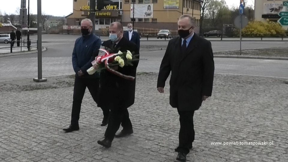 Na zdjęciu: delegacja Prawa i Sprawiedliwości z Mariuszem Węgrzynowskim – Starostą Powiatu Tomaszowskiego, Marek Kociubiński – Wiceprzewodniczący Rady Powiatu Tomaszowskiego, Włodzimierz Justyna – Przewodniczący Komisji Rewizyjnej Rady Powiatu Tomaszowskiego, podczas składania kwiatów pod pomnikiem Tadeusza Kościuszki w 230. rocznicę uchwalenia Konstytucji 3 Maja