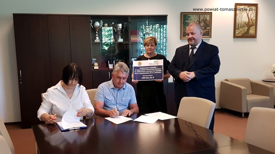 Na zdjęciu: od prawej: Mariusz Węgrzynowski – Starosta Powiatu Tomaszowskiego, Elżbieta Łojszczyk – członek Zarządu Powiatu Tomaszowskiego, Jarosław Bebak – właściciel firmy Progres Bud z Mniszkowa, wykonawcy prac i Elżbieta Rudzka – dyrektor Zarządu Dróg Powiatowych, podczas konferencji prasowej dotyczącej przekazania pracy budowy na wykonanie zadania pod nazwą: „Przebudowa chodnika w ciągu drogi powiatowej nr 4337E ul. Konstytucji 3-go Maja na odcinku od ul. Warszawskiej do ul. Radosnej”, która odbyła się w piątek, 30 lipca 2021 roku w Starostwie Powiatowym w Tomaszowie Mazowieckim