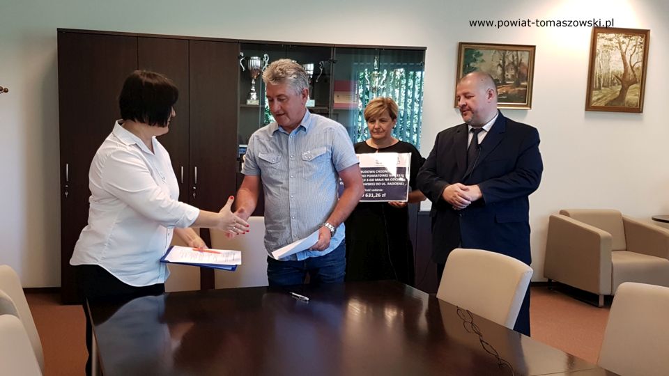 Na zdjęciu: od prawej: Mariusz Węgrzynowski – Starosta Powiatu Tomaszowskiego, Elżbieta Łojszczyk – członek Zarządu Powiatu Tomaszowskiego, Jarosław Bebak – właściciel firmy Progres Bud z Mniszkowa, wykonawcy prac i Elżbieta Rudzka – dyrektor Zarządu Dróg Powiatowych, podczas konferencji prasowej dotyczącej przekazania pracy budowy na wykonanie zadania pod nazwą: „Przebudowa chodnika w ciągu drogi powiatowej nr 4337E ul. Konstytucji 3-go Maja na odcinku od ul. Warszawskiej do ul. Radosnej”, która odbyła się w piątek, 30 lipca 2021 roku w Starostwie Powiatowym w Tomaszowie Mazowieckim