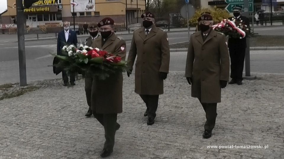 na zdjęciu: delegacja 25. Brygady Kawalerii Powietrznej w Tomaszowie Mazowieckim, z dowódcą – Mariuszem Polusem, podczas składania kwiatów pod pomnikiem Tadeusza Kościuszki w 230. rocznicę uchwalenia Konstytucji 3 Maja