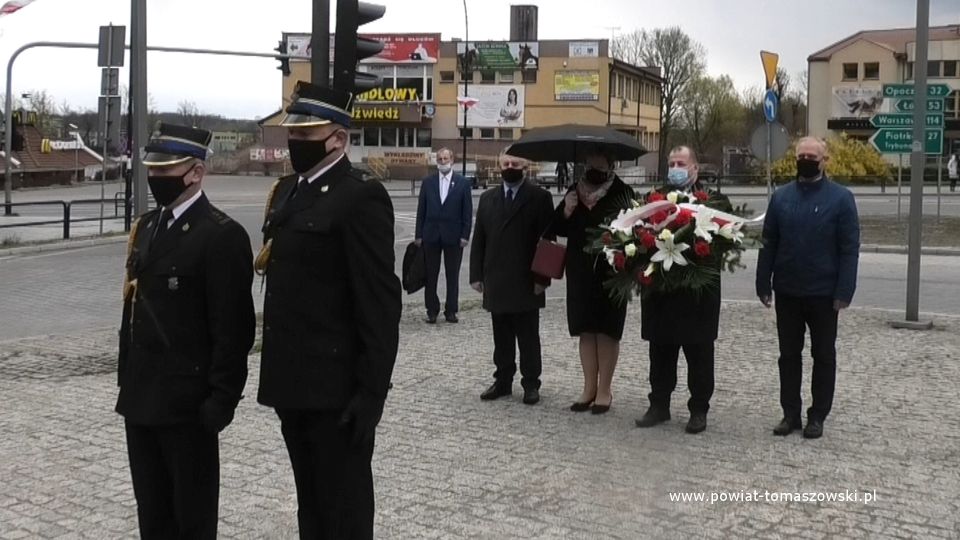 na zdjęciu: delegacja Państwowej Straży Pożarnej w Tomaszowie Mazowieckim, podczas składania kwiatów pod pomnikiem Tadeusza Kościuszki w 230. rocznicę uchwalenia Konstytucji 3 Maja, z tyłu delegacja Starostwa Powiatowego w Tomaszowie Mazowieckim Mariuszem Węgrzynowskim – Starostą Powiatu Tomaszowskiego i Wacławą Bąk – Przewodniczącą Rady Powiatu Tomaszowskiego, Marek Kociubiński – Wiceprzewodniczący Rady Powiatu Tomaszowskiego, Włodzimierz Justyna – Przewodniczący Komisji Rewizyjnej Rady Powiatu Tomaszowskiego,