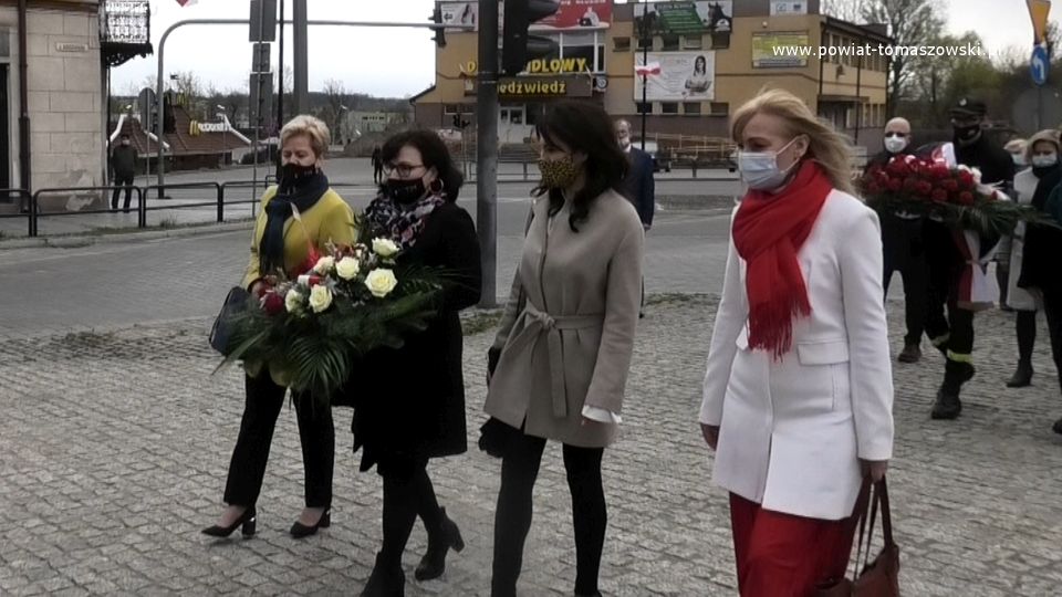 Na zdjęciu: delegacja szkół podstawowych Tomaszowa Mazowieckiego podczas składania kwiatów pod pomnikiem Tadeusza Kościuszki w 230. rocznicę uchwalenia Konstytucji 3 Maja