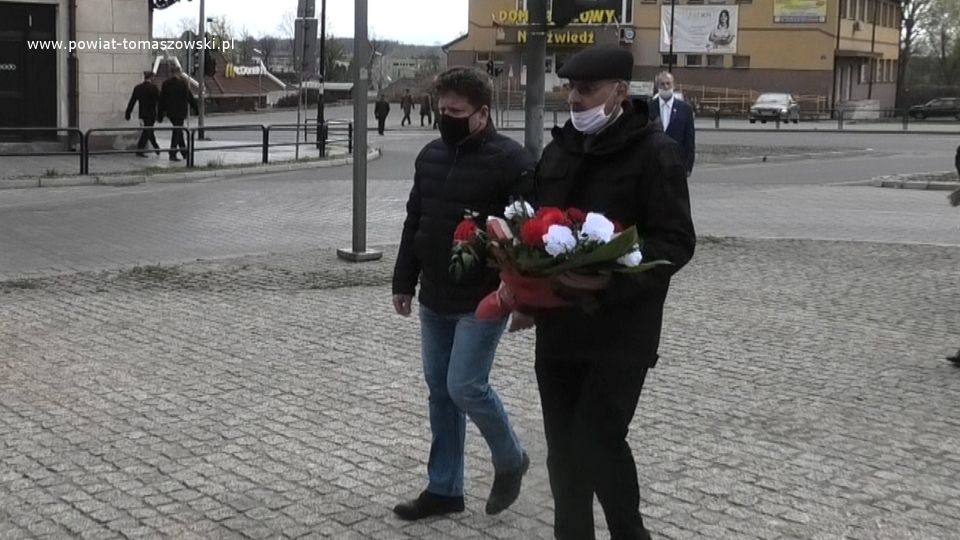 Na zdjęciu: delegacja Ruchu Narodowego w Tomaszowie Mazowieckim z Andrzejem Fąkiem na czele, podczas składania kwiatów pod pomnikiem Tadeusza Kościuszki w 230. rocznicę uchwalenia Konstytucji 3 Maja