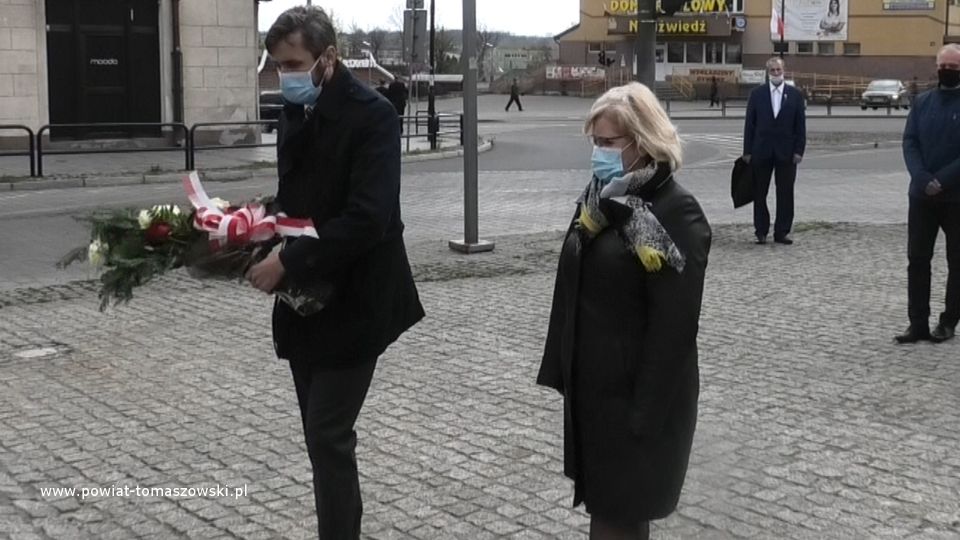 Na zdjęciu: delegacja Koła Prawa i Sprawiedliwości Rady Miejskiej w Tomaszowie Mazowieckim w składzie: Marzanna Popławska – Wiceprzewodnicząca Rady Miejskiej i Piotr Krzysztofik – radny Rady Miejskiej, podczas składania kwiatów pod pomnikiem Tadeusza Kościuszki w 230. rocznicę uchwalenia Konstytucji 3 Maja