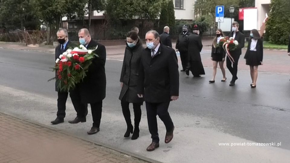 Na zdjęciu: delegacja Starostwa Powiatowego w  Tomaszowie Mazowieckim w składzie;  Mariusz Węgrzynowski – Starosta Powiatu Tomaszowskiego, Kociubiński Marek – Wiceprzewodniczący Rady Powiatu Tomaszowskiego, Martyna Wojciechowska i Jan Balcerek – radni Rady Powiatu Tomaszowskiego, składają kwiaty pod tablicą Błażeja Stolarskiego w Będkowie w 230. rocznicę uchwalenia Konstytucji 3 Maja