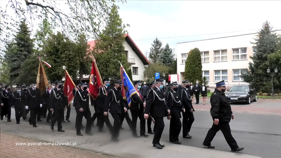 Na zdjęciu: strażacy ochotnicy z gminy Będków, podczas uroczystości 230. rocznicy uchwalenia Konstytucji 3 Maja i Międzynarodowego Dnia Strażaka