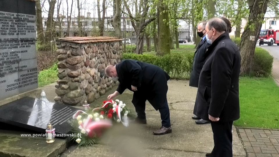 Na zdjęciu: delegacja Starostwa Powiatowego w  Tomaszowie Mazowieckim w składzie;  Mariusz Węgrzynowski – Starosta Powiatu Tomaszowskiego, Kociubiński Marek – Wiceprzewodniczący Rady Powiatu Tomaszowskiego, Martyna Wojciechowska i Jan Balcerek – radni Rady Powiatu Tomaszowskiego, składają kwiaty pod tablicą Błażeja Stolarskiego w Będkowie w 230. rocznicę uchwalenia Konstytucji 3 Maja