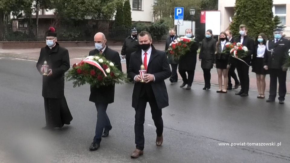 Na zdjęciu: delegacja w składzie: Dariusz Misztal – Wójt Gminy Będków, Jarosław Błoch – Przewodniczący Rady Gminy Będków, ksiądz Krzysztof Nowak – proboszcz parafii Narodzenia Najświętszej Maryi Panny w Będkowie, składają kwiaty pod tablicą Błażeja Stolarskiego w Będkowie w 230. rocznicę uchwalenia Konstytucji 3 Maja