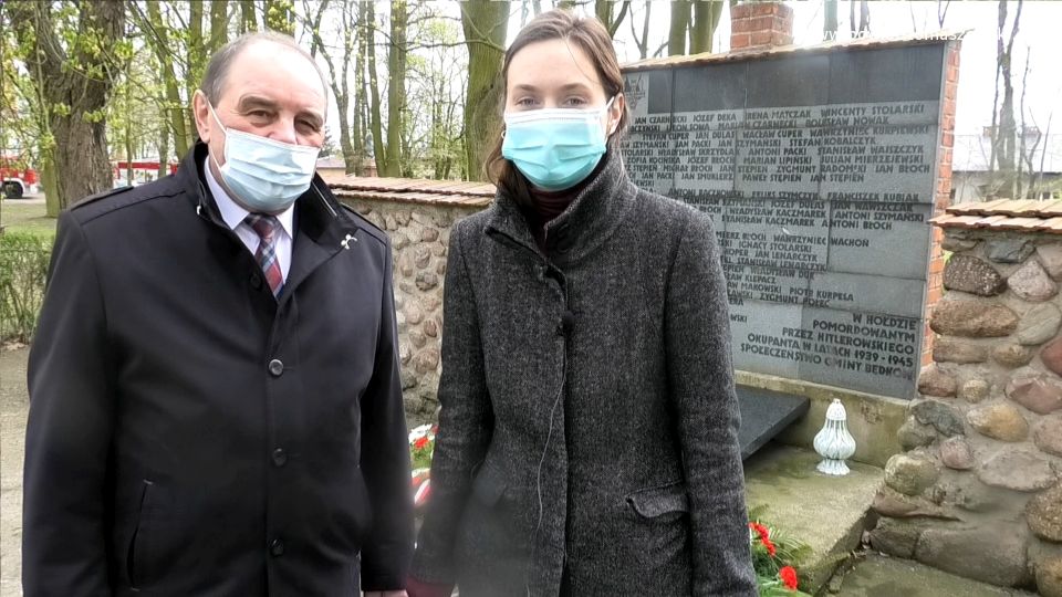 Na zdjęciu: Martyna Wojciechowska i Jan Balcerek – radni Rady Powiatu Tomaszowskiego, przed tablicą Błażeja Stolarskiego w Będkowie w 230. rocznicę uchwalenia Konstytucji 3 Maja