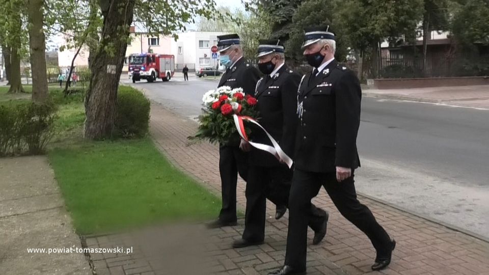 Na zdjęciu: delegacja strażaków ochotników składa kwiaty pod tablicą Błażeja Stolarskiego w Będkowie w 230. rocznicę uchwalenia Konstytucji 3 Maja