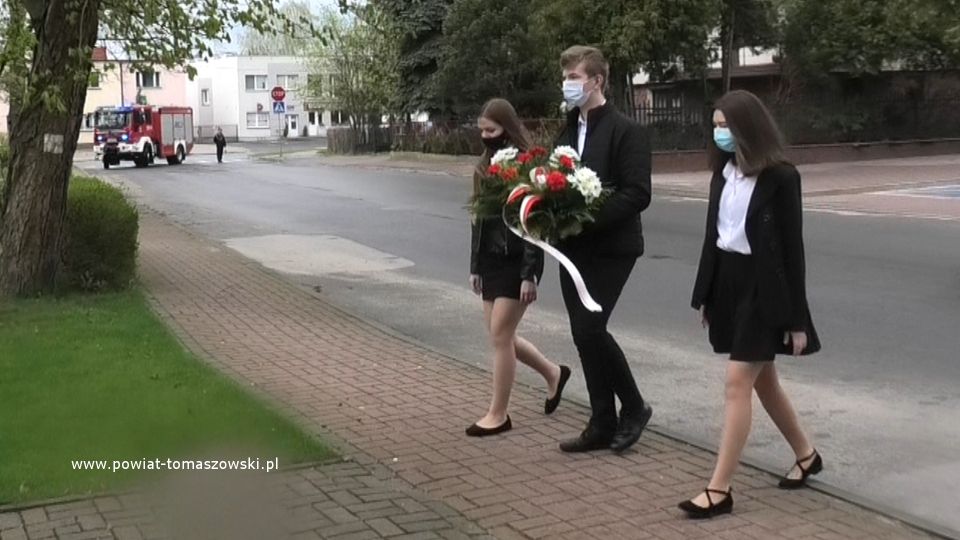 Na zdjęciu: delegacja młodzieży szkolnej składa kwiaty pod tablicą Błażeja Stolarskiego w Będkowie w 230. rocznicę uchwalenia Konstytucji 3 Maja
