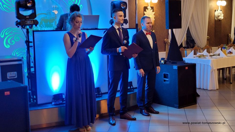 Na zdjęciu: uczestnicy studniówki uczniów klas maturalnych Zespołu Szkół Ponadpodstawowych nr 3 im. Jana Pawła II w Tomaszowie Mazowieckim, która odbyła się w sobotę, 12 lutego 2022 roku, w sali „Posejdon”