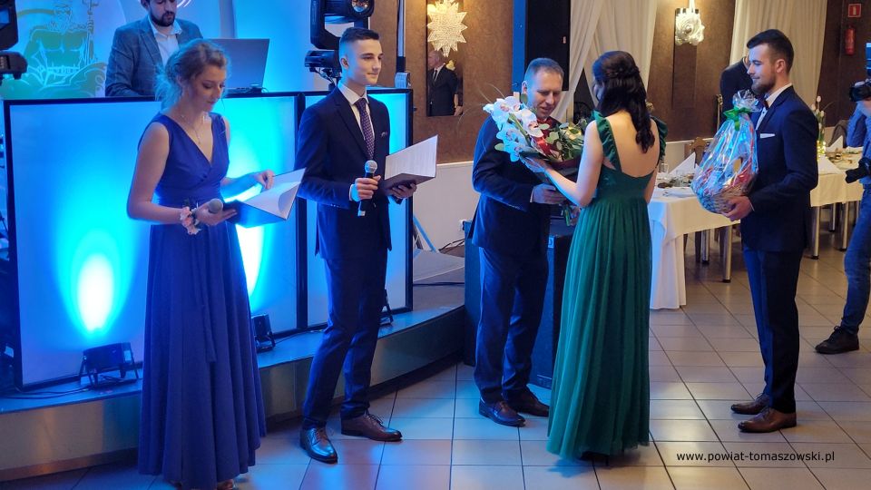 Na zdjęciu: uczestnicy studniówki uczniów klas maturalnych Zespołu Szkół Ponadpodstawowych nr 3 im. Jana Pawła II w Tomaszowie Mazowieckim, która odbyła się w sobotę, 12 lutego 2022 roku, w sali „Posejdon”