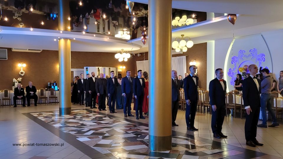 Na zdjęciu: uczestnicy studniówki uczniów klas maturalnych Zespołu Szkół Ponadpodstawowych nr 3 im. Jana Pawła II w Tomaszowie Mazowieckim, która odbyła się w sobotę, 12 lutego 2022 roku, w sali „Posejdon”