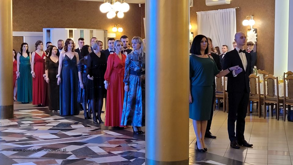 Na zdjęciu: uczestnicy studniówki uczniów klas maturalnych Zespołu Szkół Ponadpodstawowych nr 3 im. Jana Pawła II w Tomaszowie Mazowieckim, która odbyła się w sobotę, 12 lutego 2022 roku, w sali „Posejdon”