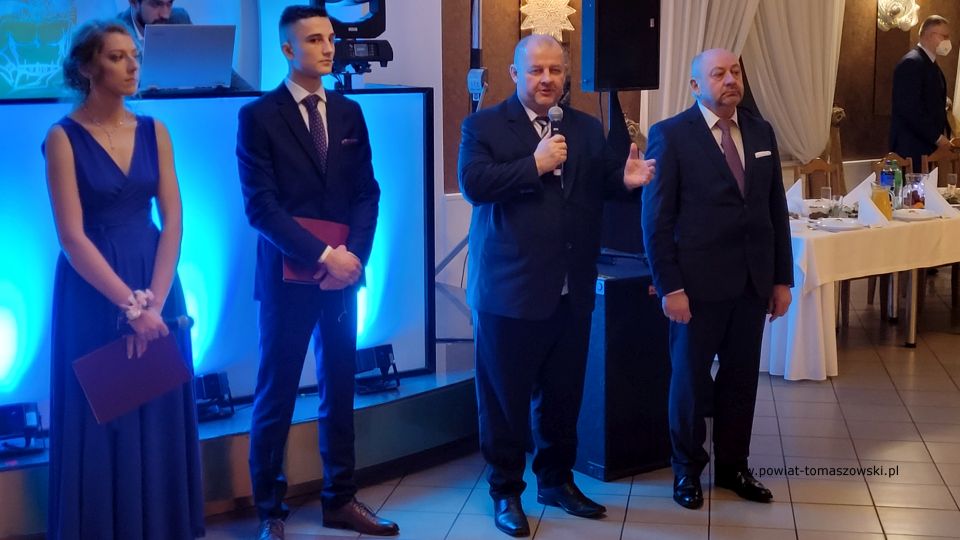 Na zdjęciu: uczestnicy studniówki uczniów klas maturalnych Zespołu Szkół Ponadpodstawowych nr 3 im. Jana Pawła II w Tomaszowie Mazowieckim, która odbyła się w sobotę, 12 lutego 2022 roku, w sali „Posejdon”