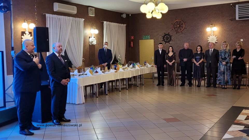Na zdjęciu: uczestnicy studniówki uczniów klas maturalnych Zespołu Szkół Ponadpodstawowych nr 3 im. Jana Pawła II w Tomaszowie Mazowieckim, która odbyła się w sobotę, 12 lutego 2022 roku, w sali „Posejdon”