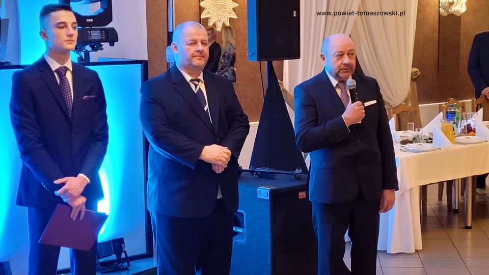 Na zdjęciu: uczestnicy studniówki uczniów klas maturalnych Zespołu Szkół Ponadpodstawowych nr 3 im. Jana Pawła II w Tomaszowie Mazowieckim, która odbyła się w sobotę, 12 lutego 2022 roku, w sali „Posejdon”