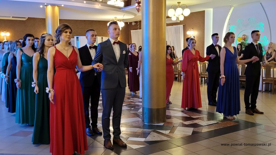 Na zdjęciu: uczestnicy studniówki uczniów klas maturalnych Zespołu Szkół Ponadpodstawowych nr 3 im. Jana Pawła II w Tomaszowie Mazowieckim, która odbyła się w sobotę, 12 lutego 2022 roku, w sali „Posejdon”