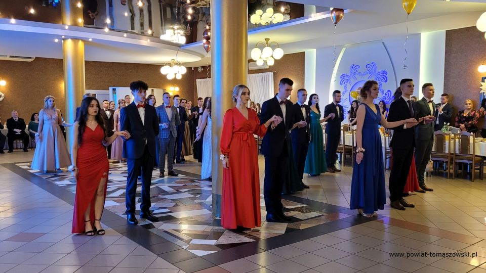 Na zdjęciu: uczestnicy studniówki uczniów klas maturalnych Zespołu Szkół Ponadpodstawowych nr 3 im. Jana Pawła II w Tomaszowie Mazowieckim, która odbyła się w sobotę, 12 lutego 2022 roku, w sali „Posejdon”