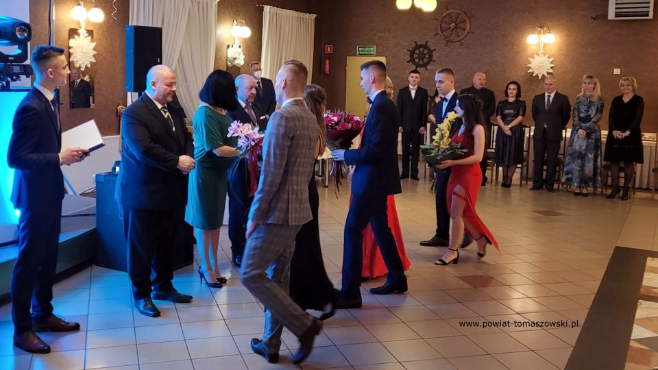Na zdjęciu: uczestnicy studniówki uczniów klas maturalnych Zespołu Szkół Ponadpodstawowych nr 3 im. Jana Pawła II w Tomaszowie Mazowieckim, która odbyła się w sobotę, 12 lutego 2022 roku, w sali „Posejdon”