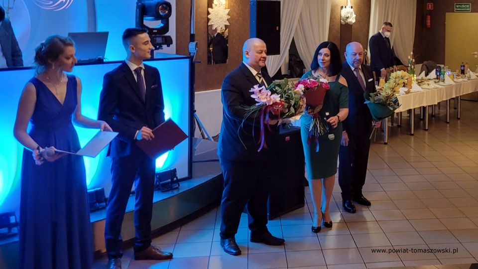 Na zdjęciu: uczestnicy studniówki uczniów klas maturalnych Zespołu Szkół Ponadpodstawowych nr 3 im. Jana Pawła II w Tomaszowie Mazowieckim, która odbyła się w sobotę, 12 lutego 2022 roku, w sali „Posejdon”