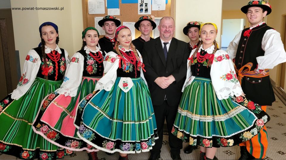 Na zdjęciu: Mariusz Węgrzynowski – Starosta Powiatu Tomaszowskiego z artystami Zespołu Pieśni i Tańca „Blichowiacy”, podczas obchodów 40-lecia utworzenia NSZZ Solidarność Rolników Indywidualnych Województwa Łódzkiego, które odbyły się w Łodzi, w niedzielę, 26 września 2021 roku
