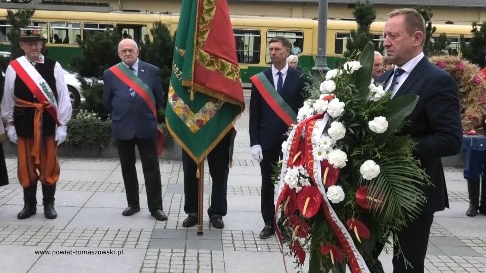 Na zdjęciu: Robert Telus – poseł na Sejm RP, przewodniczący Sejmowej Komisji Rolnictwa oraz przewodniczący NSZZ Solidarność Rolników Indywidualnych Województwa Łódzkiego, składa kwiaty pod pomnikiem Jana Pawła II w Łodzi, podczas obchodów 40-lecia utworzenia NSZZ Solidarność Rolników Indywidualnych Województwa Łódzkiego, które odbyły się w Łodzi, w niedzielę, 26 września 2021 roku