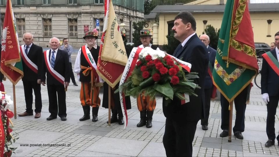 Na zdjęciu: Ryszard Bartosik - sekretarz stanu w Ministerstwie Rolnictwa i Rozwoju Wsi, składa kwiaty pod pomnikiem Jana Pawła II w Łodzi, podczas obchodów 40-lecia utworzenia NSZZ Solidarność Rolników Indywidualnych Województwa Łódzkiego, które odbyły się w Łodzi, w niedzielę, 26 września 2021 roku