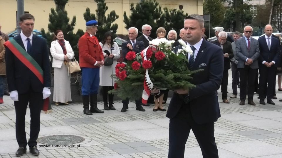 Na zdjęciu: dr Sebastian Pilarski - naczelnik Biura Badań Historycznych  oddziału Instytutu Pamięci Narodowej w  Łodzi, składa kwiaty pod pomnikiem Jana Pawła II w Łodzi, podczas obchodów 40-lecia utworzenia NSZZ Solidarność Rolników Indywidualnych Województwa Łódzkiego, które odbyły się w Łodzi, w niedzielę, 26 września 2021 roku