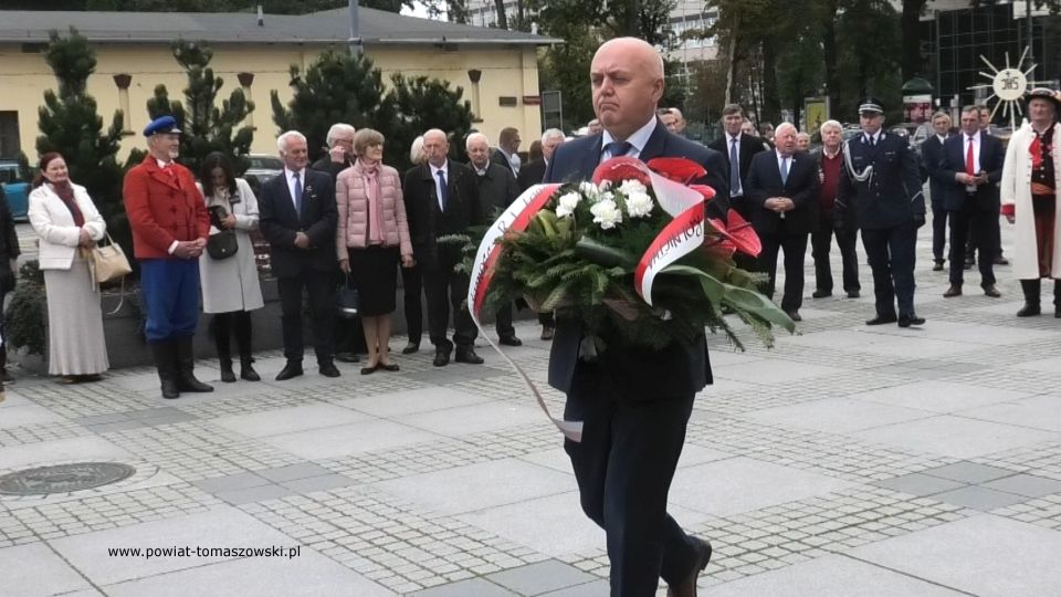 Na zdjęciu: Janusz Ciesielski – radny Sejmiku Województwa Łódzkiego, dyrektor Krajowego Ośrodka Doradztwa Rolniczego w Łodzi, składa kwiaty pod pomnikiem Jana Pawła II w Łodzi, podczas obchodów 40-lecia utworzenia NSZZ Solidarność Rolników Indywidualnych Województwa Łódzkiego, które odbyły się w Łodzi, w niedzielę, 26 września 2021 roku