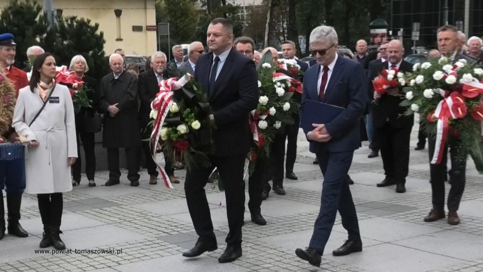 Na zdjęciu: Rafał Ambrozik – senator RP, składa kwiaty pod pomnikiem Jana Pawła II w Łodzi, podczas obchodów 40-lecia utworzenia NSZZ Solidarność Rolników Indywidualnych Województwa Łódzkiego, które odbyły się w Łodzi, w niedzielę, 26 września 2021 roku