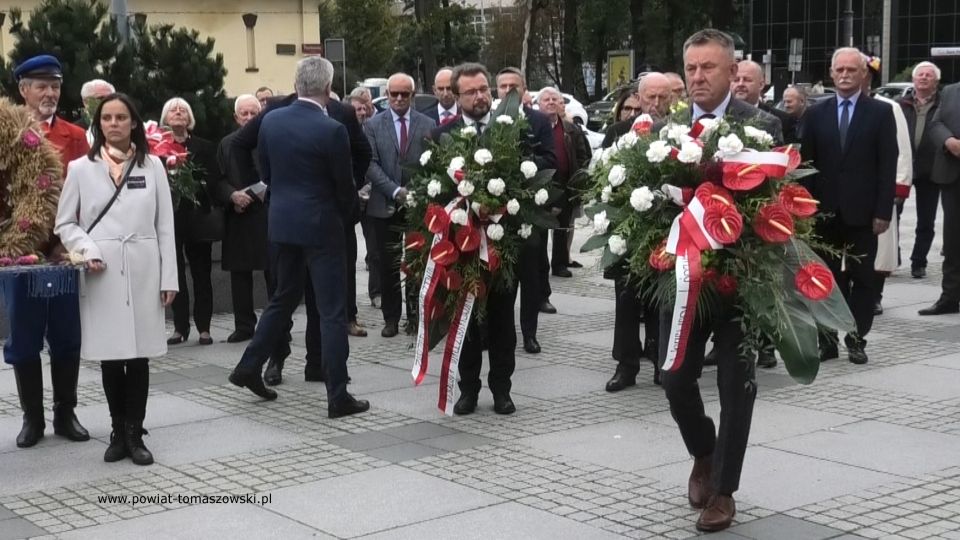 Na zdjęciu: Karol Młynarczyk – Wicewojewoda Łódzki, składa kwiaty pod pomnikiem Jana Pawła II w Łodzi, podczas obchodów 40-lecia utworzenia NSZZ Solidarność Rolników Indywidualnych Województwa Łódzkiego, które odbyły się w Łodzi, w niedzielę, 26 września 2021 roku