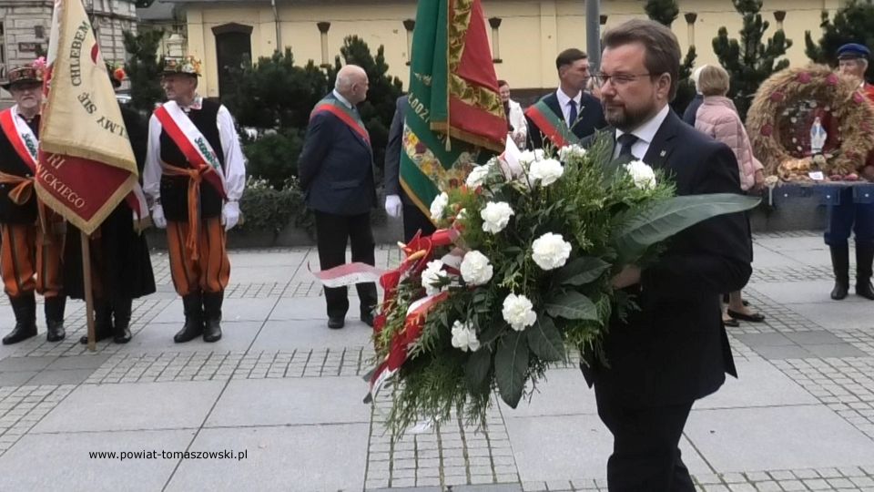 Na zdjęciu: Piotr Adamczyk – Wicemarszałek Województwa Łódzkiego. składa kwiaty pod pomnikiem Jana Pawła II w Łodzi, podczas obchodów 40-lecia utworzenia NSZZ Solidarność Rolników Indywidualnych Województwa Łódzkiego, które odbyły się w Łodzi, w niedzielę, 26 września 2021 roku