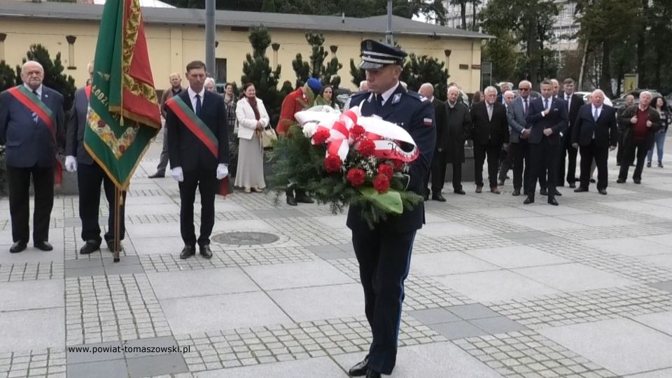 Na zdjęciu: Komendant Wojewódzki Policji w Łodzi, składa kwiaty pod pomnikiem Jana Pawła II w Łodzi, podczas obchodów 40-lecia utworzenia NSZZ Solidarność Rolników Indywidualnych Województwa Łódzkiego, które odbyły się w Łodzi, w niedzielę, 26 września 2021 roku