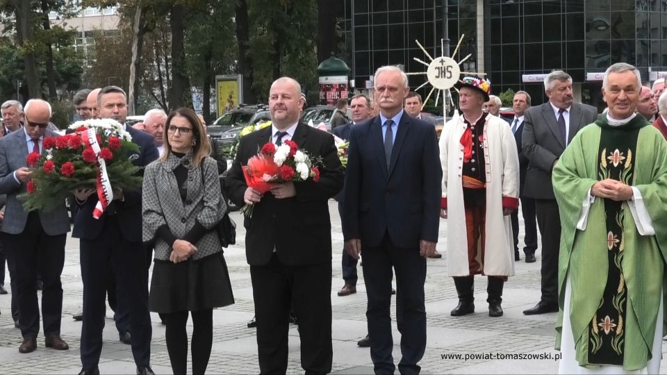 Na zdjęciu: delegacja powiatu tomaszowskiego z Mariuszem Węgrzynowskim, Starostą Powiatu Tomaszowskiego na czele, składa kwiaty pod pomnikiem Jana Pawła II w Łodzi, podczas obchodów 40-lecia utworzenia NSZZ Solidarność Rolników Indywidualnych Województwa Łódzkiego