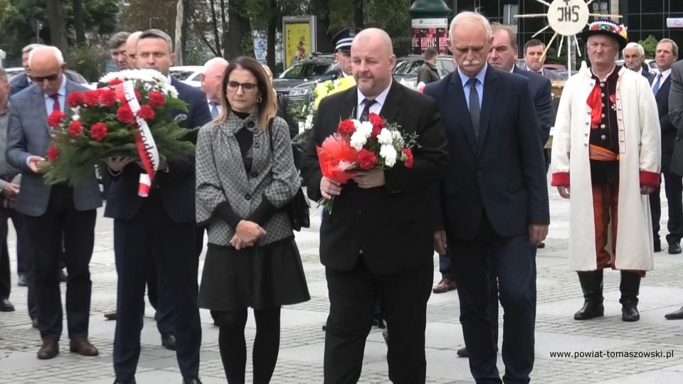 Na zdjęciu: delegacja powiatu tomaszowskiego z Mariuszem Węgrzynowskim, Starostą Powiatu Tomaszowskiego na czele, składa kwiaty pod pomnikiem Jana Pawła II w Łodzi, podczas obchodów 40-lecia utworzenia NSZZ Solidarność Rolników Indywidualnych Województwa Łódzkiego, które odbyły się w Łodzi, w niedzielę, 26 września 2021 roku