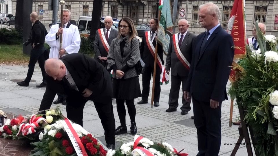 Na zdjęciu: delegacja powiatu tomaszowskiego z Mariuszem Węgrzynowskim, Starostą Powiatu Tomaszowskiego na czele, składa kwiaty pod pomnikiem Jana Pawła II w Łodzi, podczas obchodów 40-lecia utworzenia NSZZ Solidarność Rolników Indywidualnych Województwa Łódzkiego, które odbyły się w Łodzi, w niedzielę, 26 września 2021 roku