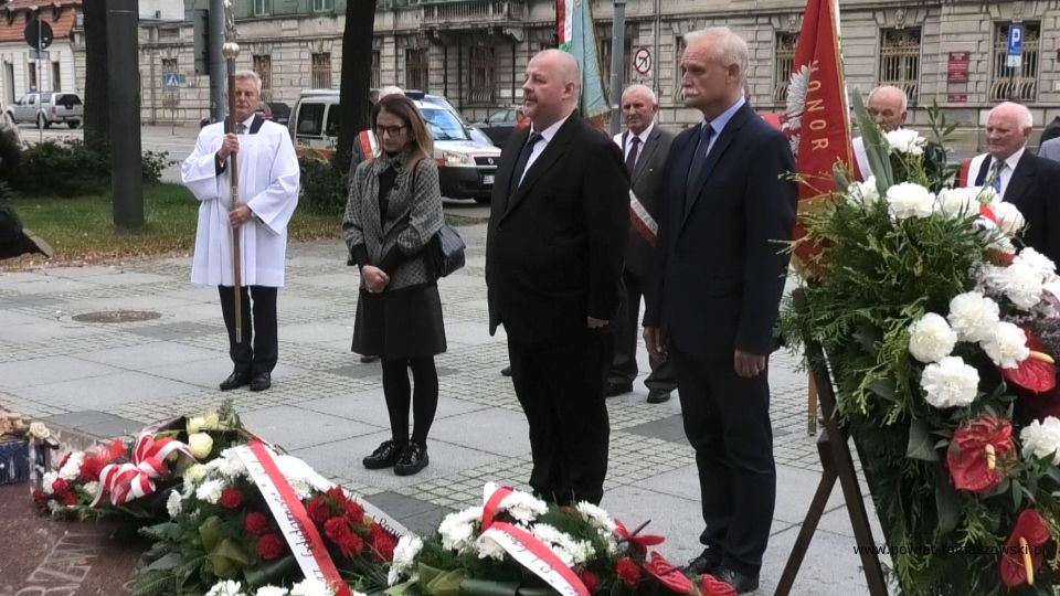 Na zdjęciu: delegacja powiatu tomaszowskiego z Mariuszem Węgrzynowskim, Starostą Powiatu Tomaszowskiego na czele, składa kwiaty pod pomnikiem Jana Pawła II w Łodzi, podczas obchodów 40-lecia utworzenia NSZZ Solidarność Rolników Indywidualnych Województwa Łódzkiego, które odbyły się w Łodzi, w niedzielę, 26 września 2021 roku