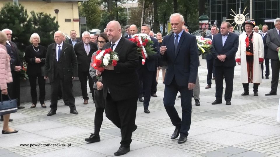Na zdjęciu: delegacja powiatu tomaszowskiego z Mariuszem Węgrzynowskim, Starostą Powiatu Tomaszowskiego na czele, składa kwiaty pod pomnikiem Jana Pawła II w Łodzi, podczas obchodów 40-lecia utworzenia NSZZ Solidarność Rolników Indywidualnych Województwa Łódzkiego, które odbyły się w Łodzi, w niedzielę, 26 września 2021 roku