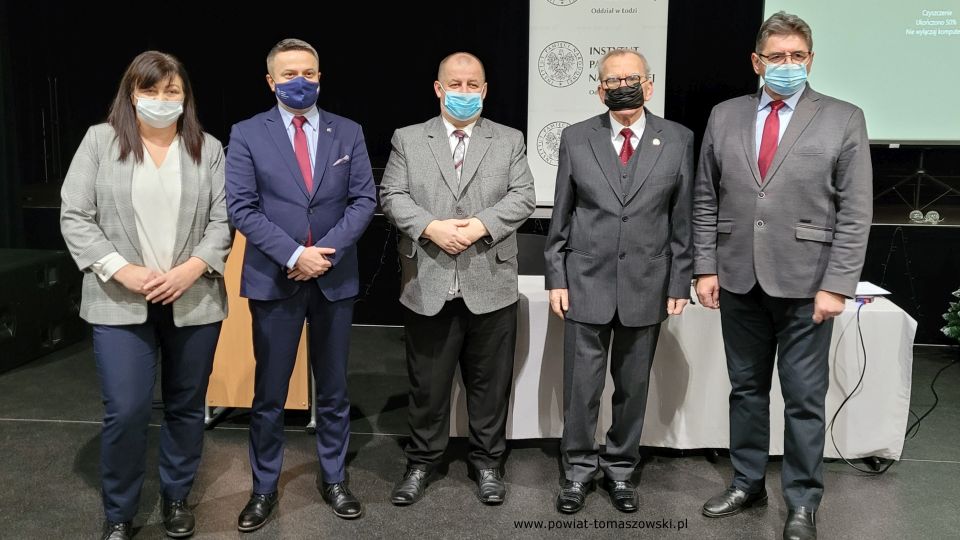 Zdjęcie z wykładu „Represje wobec działaczy NSZZ Solidarność w Tomaszowie Mazowieckim w okresie stanu wojennego 1981-1983”, który został zaprezentowany w poniedziałek, 13 grudnia 2021 roku, w sali widowiskowej Powiatowego Centrum Animacji Społecznej w Tomaszowie Mazowieckim