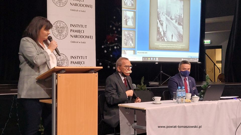 Zdjęcie z wykładu „Represje wobec działaczy NSZZ Solidarność w Tomaszowie Mazowieckim w okresie stanu wojennego 1981-1983”, który został zaprezentowany w poniedziałek, 13 grudnia 2021 roku, w sali widowiskowej Powiatowego Centrum Animacji Społecznej w Tomaszowie Mazowieckim