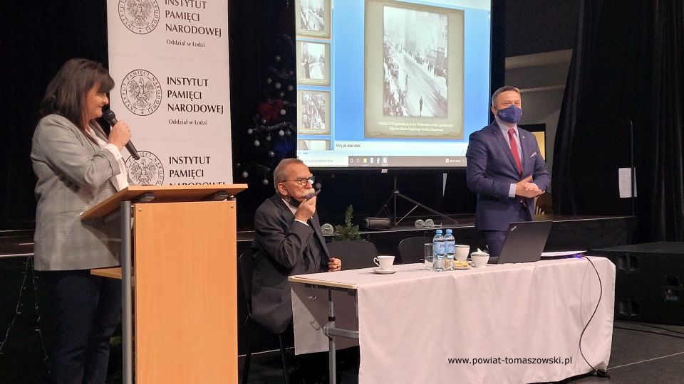 Zdjęcie z wykładu „Represje wobec działaczy NSZZ Solidarność w Tomaszowie Mazowieckim w okresie stanu wojennego 1981-1983”, który został zaprezentowany w poniedziałek, 13 grudnia 2021 roku, w sali widowiskowej Powiatowego Centrum Animacji Społecznej w Tomaszowie Mazowieckim