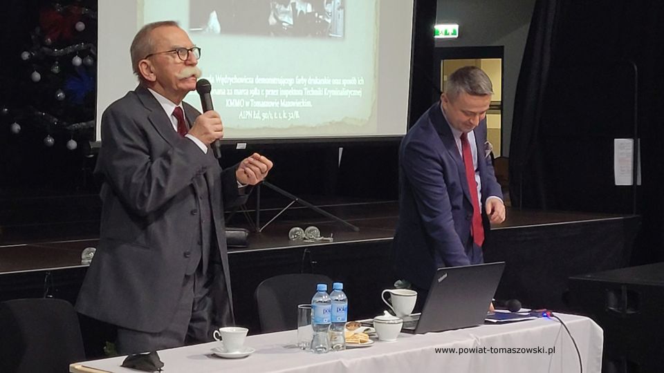 Zdjęcie z wykładu „Represje wobec działaczy NSZZ Solidarność w Tomaszowie Mazowieckim w okresie stanu wojennego 1981-1983”, który został zaprezentowany w poniedziałek, 13 grudnia 2021 roku, w sali widowiskowej Powiatowego Centrum Animacji Społecznej w Tomaszowie Mazowieckim