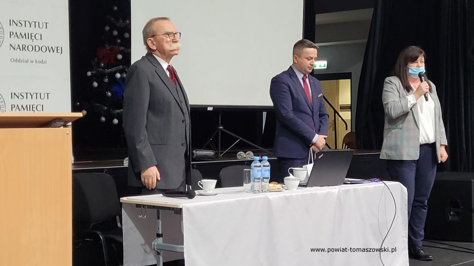 Zdjęcie z wykładu „Represje wobec działaczy NSZZ Solidarność w Tomaszowie Mazowieckim w okresie stanu wojennego 1981-1983”, który został zaprezentowany w poniedziałek, 13 grudnia 2021 roku, w sali widowiskowej Powiatowego Centrum Animacji Społecznej w Tomaszowie Mazowieckim