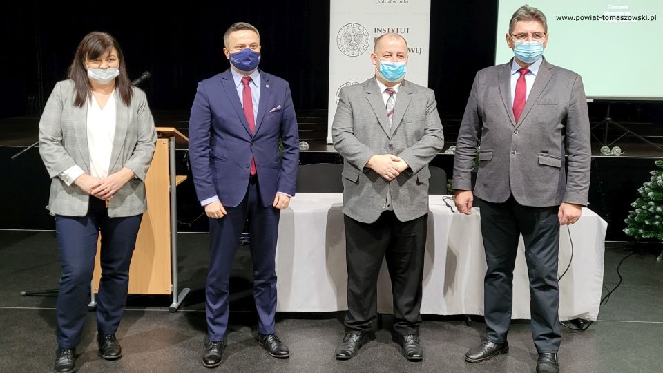 Zdjęcie z wykładu „Represje wobec działaczy NSZZ Solidarność w Tomaszowie Mazowieckim w okresie stanu wojennego 1981-1983”, który został zaprezentowany w poniedziałek, 13 grudnia 2021 roku, w sali widowiskowej Powiatowego Centrum Animacji Społecznej w Tomaszowie Mazowieckim