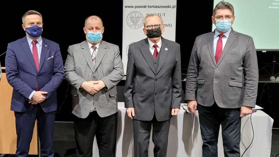 Zdjęcie z wykładu „Represje wobec działaczy NSZZ Solidarność w Tomaszowie Mazowieckim w okresie stanu wojennego 1981-1983”, który został zaprezentowany w poniedziałek, 13 grudnia 2021 roku, w sali widowiskowej Powiatowego Centrum Animacji Społecznej w Tomaszowie Mazowieckim