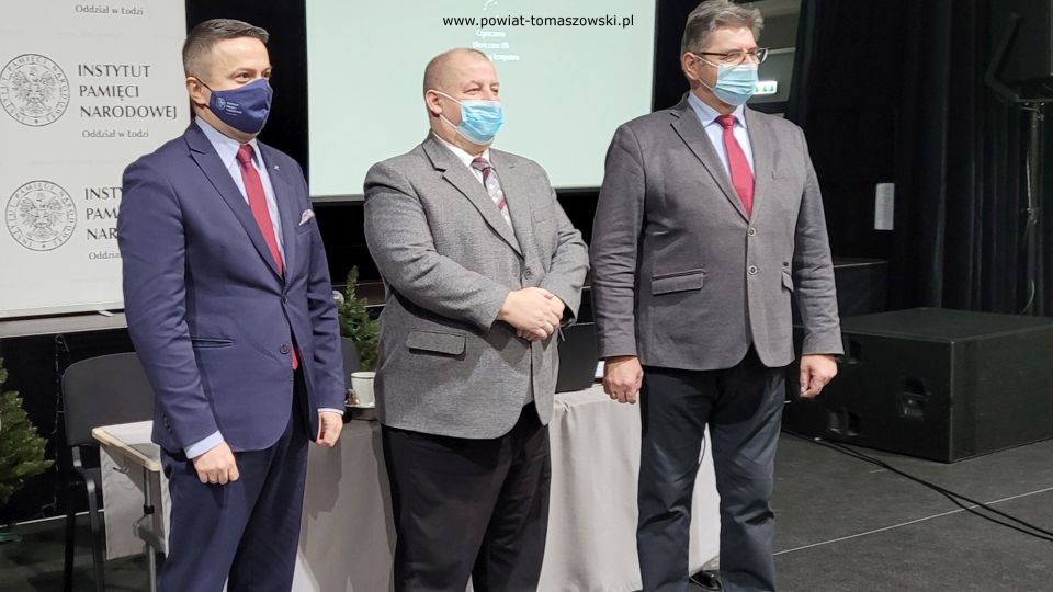 Zdjęcie z wykładu „Represje wobec działaczy NSZZ Solidarność w Tomaszowie Mazowieckim w okresie stanu wojennego 1981-1983”, który został zaprezentowany w poniedziałek, 13 grudnia 2021 roku, w sali widowiskowej Powiatowego Centrum Animacji Społecznej w Tomaszowie Mazowieckim