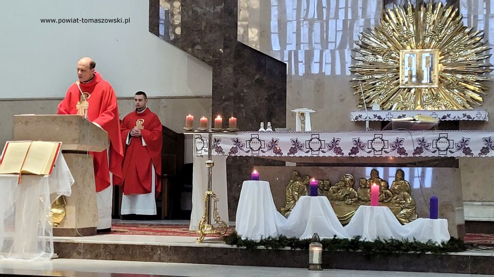Zdjęcie z mszy świętej, która odbyła się 13 grudnia 2021 roku, w 40. Rocznicę wprowadzenia w naszym kraju stanu wojennego, w kościele pw. Świętej Jadwigi Królowej w Tomaszowie Mazowieckim