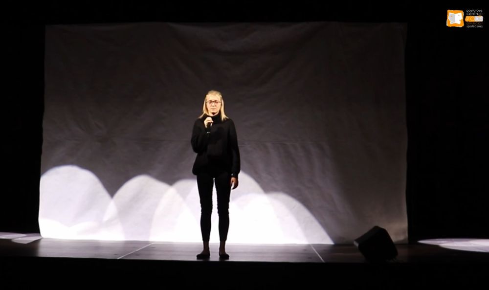 Zdjęcie ze spektaklu „Przychodzimy, odchodzimy” w wykonaniu artystów Teatru PCAS